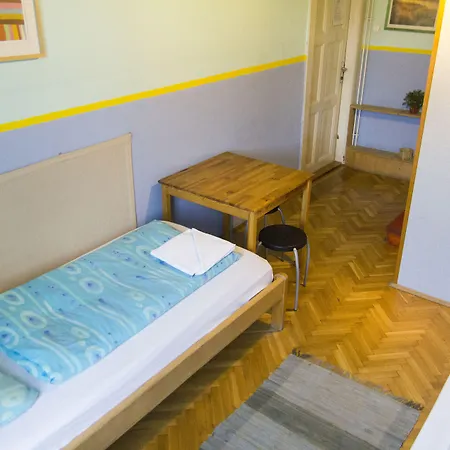 Hostal 7x24
