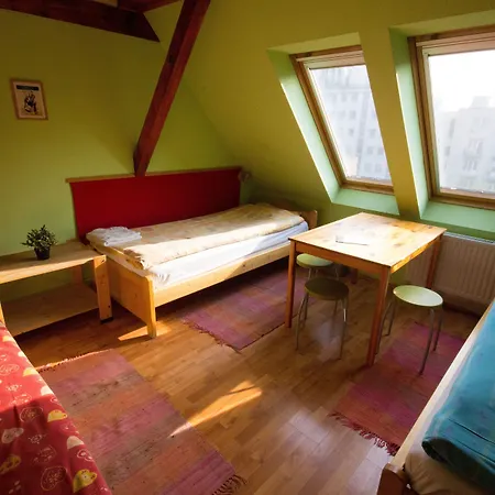 Hostal 7x24